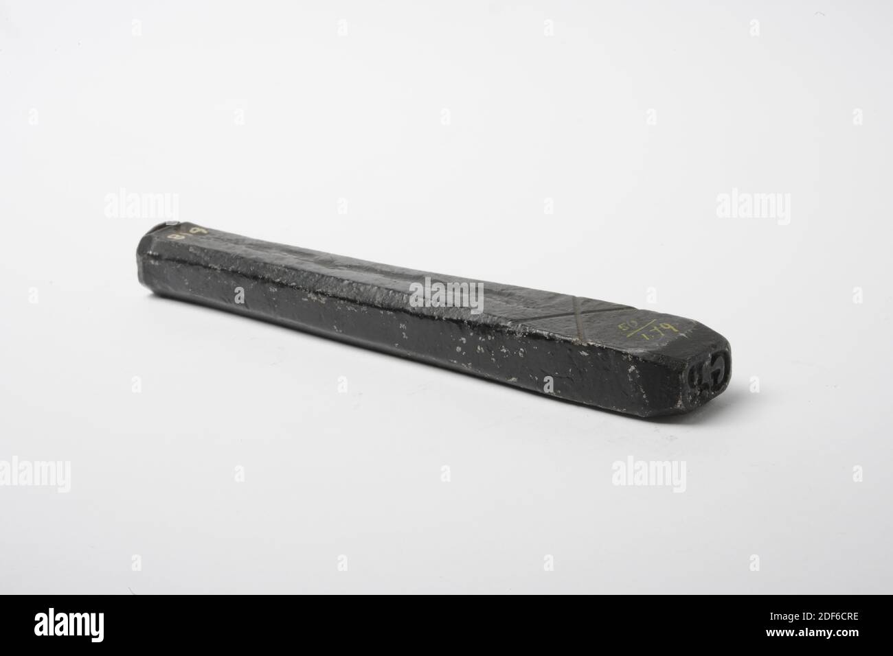 Timbre (pour les feuilles de tissu), Anonyme, 17ème siècle - 18ème siècle, timbre allongé en fer avec la lettre G P sur la surface rectangulaire du timbre, avec une ligne à travers le P. sur la surface large est une croix simple. Ci-dessous dans l'encre le nombre 50 / 1.79, général: 14.4 x 1.9 x 1.2cm (144 x 19 x 12mm), tampon: 1 x 1.7cm (10 x 17mm Banque D'Images