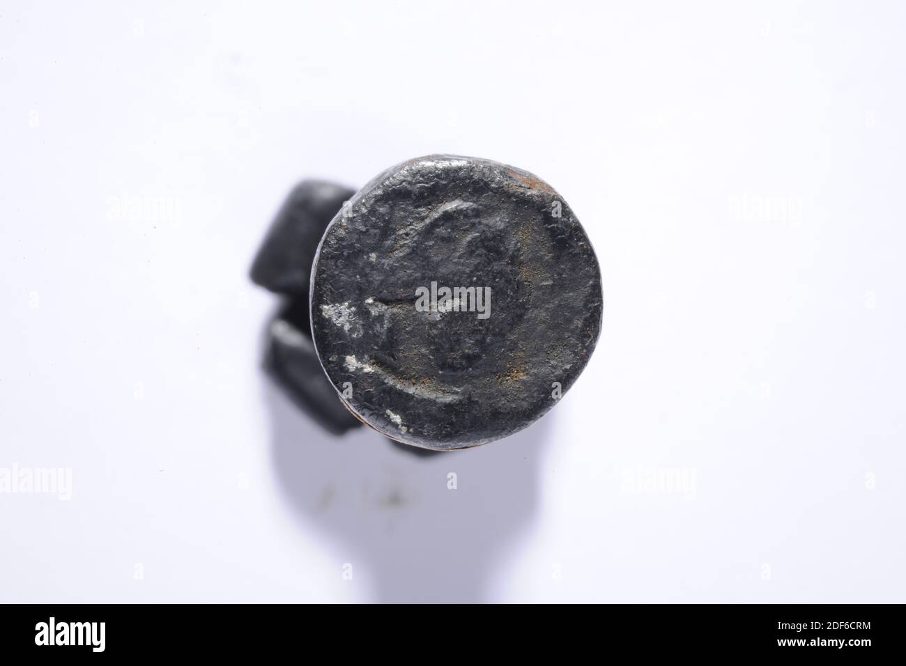 Timbre (pour les feuilles de tissu), Anonyme, 17ème siècle - 18ème siècle, général: 12.8 x 4.1cm (128 x 41mm), timbre de diamètre: 1.9cm (19mm), timbre rond en fer avec la lettre G sur la surface du timbre. Cela signifie l'écologisation, selon la marque de 1595. Sur le timbre est manuscrit à l'encre jaune les chiffres: [...] 5 (au-dessus de la ligne) et 1.79 (au-dessous de la ligne), 1879 Banque D'Images