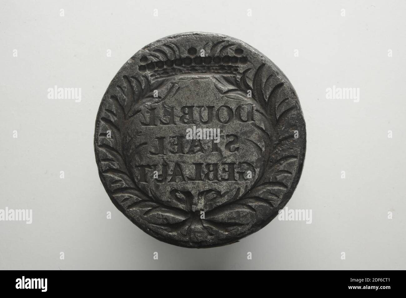 Timbre (pour les feuilles de tissu), Anonyme, 17ème siècle - 18ème siècle, timbre rond en fer avec inscription sur la surface du timbre rond: DOUBEL STAEL GEBLOUT. Autour du texte deux branches de paume avec une couronne en haut et un noeud en bas, général: 9.8 x 8,1cm (98 x 81mm), timbre de diamètre: 7,1cm (71mm) Banque D'Images
