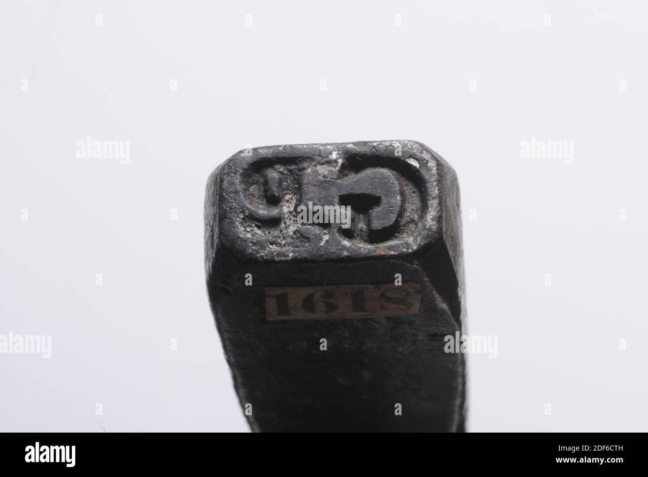 Timbre (pour les feuilles de tissu), Anonyme, 17ème siècle - 18ème siècle, timbre allongé en fer avec la lettre G P sur la surface rectangulaire du timbre, avec une ligne à travers le P. sur la surface large est une croix simple. Ci-dessous dans l'encre le nombre 50 / 1.79, général: 14.4 x 1.9 x 1.2cm (144 x 19 x 12mm), tampon: 1 x 1.7cm (10 x 17mm Banque D'Images