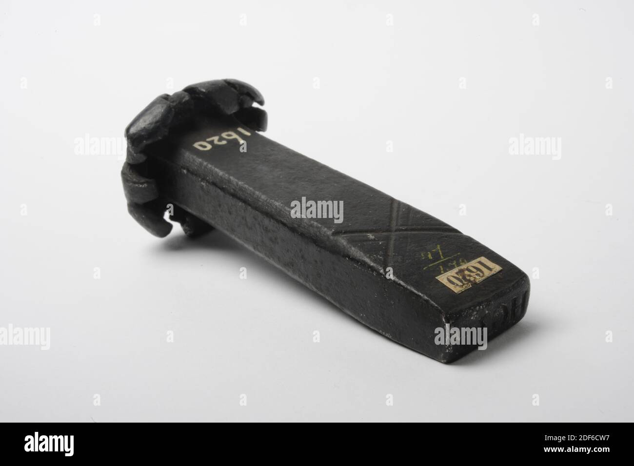 Timbre (pour les feuilles de tissu), Anonyme, 17ème siècle - 18ème siècle, timbre allongé en fer avec l'inscription HG36 sur la surface rectangulaire du timbre. Sur le timbre est une croix et en encre le numéro: 47 / 1.79, général: 10.6 x 4.1 x 3.8cm (106 x 41 x 38mm), Timbre: 1 x 2.3cm (10 x 23mm) Banque D'Images