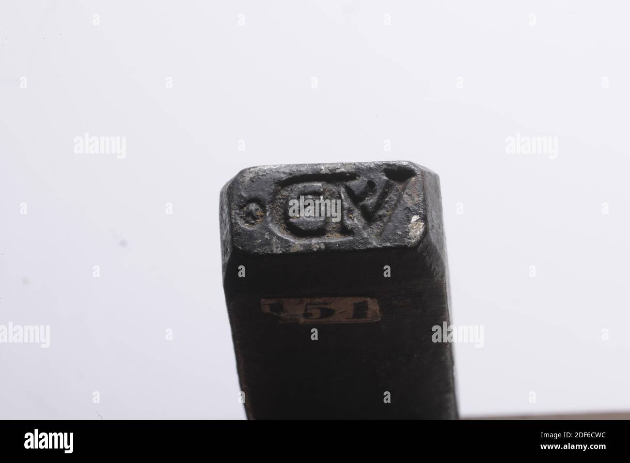 Timbre (pour les fils de toile), Anonyme, 17ème siècle-18ème siècle, général: 13.6 x 2.3 x 1.8cm (136 x 23 x 18mm), Timbre: 0.9 x 1.7cm (9 x 17mm), timbre en fer élongé pour les bobines en tissu avec une surface rectangulaire sur laquelle les lettres XD sont mises en miroir (la lettre X est écrite en V avec une ligne à travers la jambe) avec les lettres RO. Le timbre est décoré d'une seule croix sur un côté. Le timbre indique l'encre 42 (au-dessus de la ligne) et 1.79 (au-dessous de la ligne), 1879 Banque D'Images