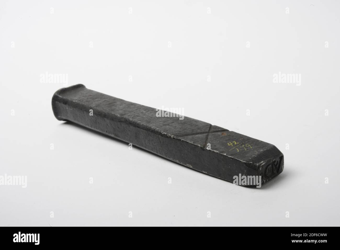 Timbre (pour les fils de toile), Anonyme, 17ème siècle-18ème siècle, général: 13.6 x 2.3 x 1.8cm (136 x 23 x 18mm), Timbre: 0.9 x 1.7cm (9 x 17mm), timbre en fer élongé pour les bobines en tissu avec une surface rectangulaire sur laquelle les lettres XD sont mises en miroir (la lettre X est écrite en V avec une ligne à travers la jambe) avec les lettres RO. Le timbre est décoré d'une seule croix sur un côté. Le timbre indique l'encre 42 (au-dessus de la ligne) et 1.79 (au-dessous de la ligne), 1879 Banque D'Images