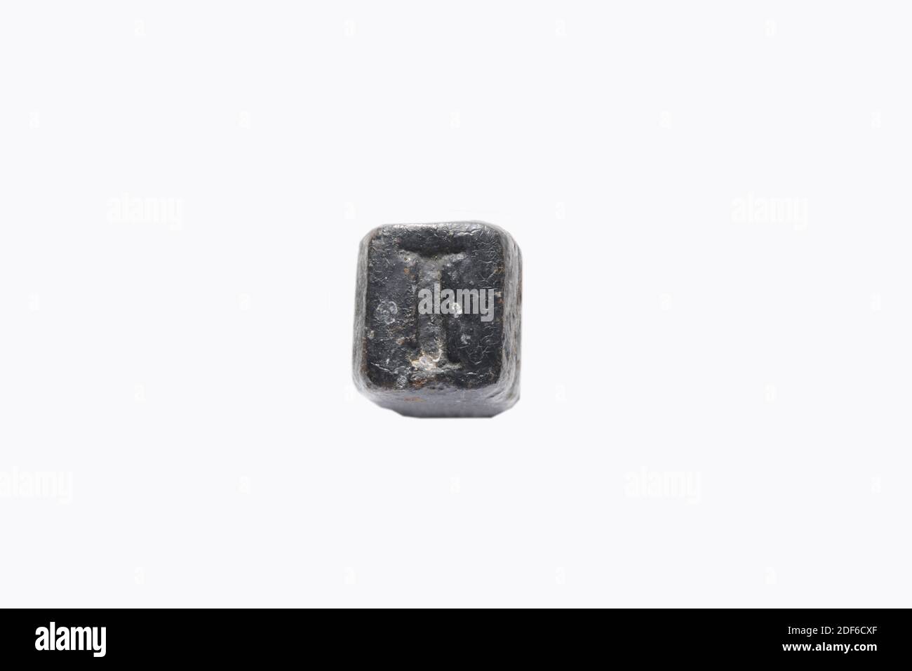 Timbre (pour les feuilles de tissu), Anonyme, 17ème siècle - 18ème siècle, général: 10.6 x 1.9 x 1.8cm (106 x 19 x 18mm), timbre: 0.8 x 1cm (8 x 10mm), timbre en fer avec la lettre I sur la surface du timbre, qui signifie probablement l'indigo. Utilisé pour la peinture bleue selon la marque de 1586. Sur le timbre est écrit à la main avec de l'encre jaune les chiffres: 49 (au-dessus de la ligne) et 1.79 (au-dessous de la ligne), 1879 Banque D'Images