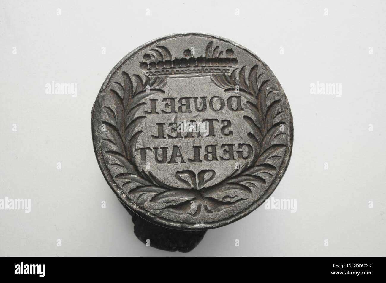 Timbre (pour les feuilles de tissu), Anonyme, 17ème siècle - 18ème siècle, timbre rond en fer avec inscription sur la surface du timbre rond: DOUBEL STAEL GEBLOUT. Autour du texte deux branches de paume avec une couronne en haut et un noeud en bas, général: 9.8 x 8,1cm (98 x 81mm), timbre de diamètre: 7,1cm (71mm) Banque D'Images