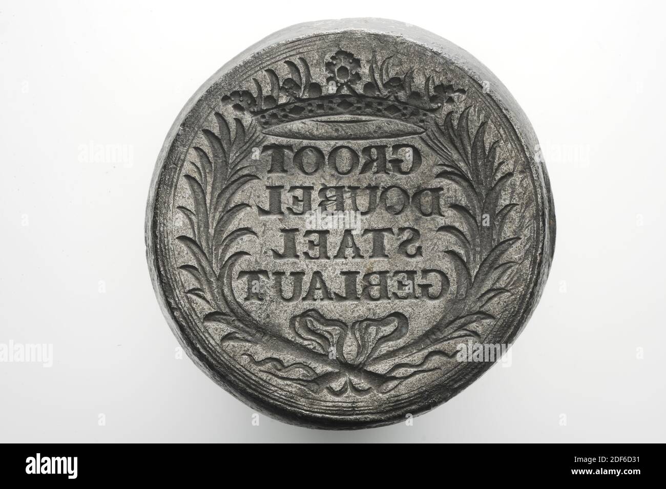 Timbre (pour les feuilles de tissu), Anonyme, XVIIe siècle - XVIIIe siècle, timbre en fer avec une surface ronde. Sur la surface du timbre se trouve l'inscription GROOT DOUBEL STAEL GEBLOUT. Le texte est dans une couronne avec un noeud au milieu au bas. Le timbre a une forme conique, général: 20.5 x 8,3cm (205 x 83mm), diamètre du timbre: 7,9cm (79mm Banque D'Images