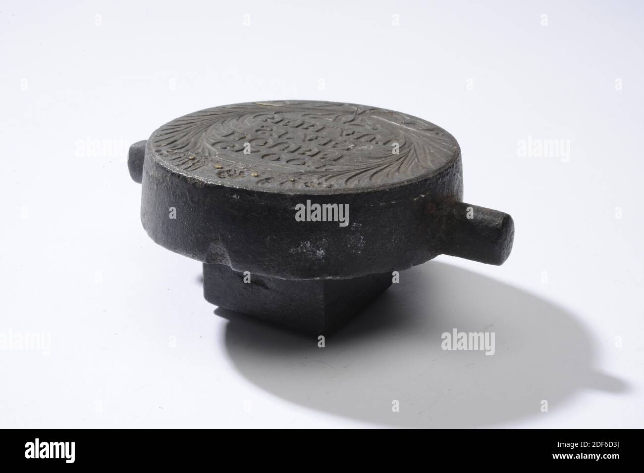 Timbre (pour les feuilles de tissu), Anonyme, XVIIe siècle - XVIIIe siècle, timbre en fer avec une surface ronde. Sur la surface du timbre se trouve l'inscription GROOT DOUBEL STAEL GEBLOUT. Le texte est dans une couronne avec un noeud au milieu au bas. Le timbre a une forme conique, général: 20.5 x 8,3cm (205 x 83mm), diamètre du timbre: 7,9cm (79mm Banque D'Images