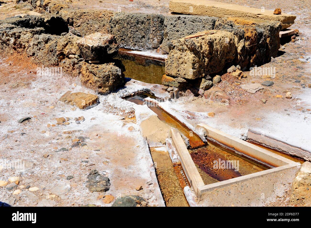 Les étangs d'évaporation de sel, les salines ou les salternes sont des étangs artificiels prêts à extraire des sels pour l'évaporation de l'eau. L'exploitation de Salinas de Banque D'Images