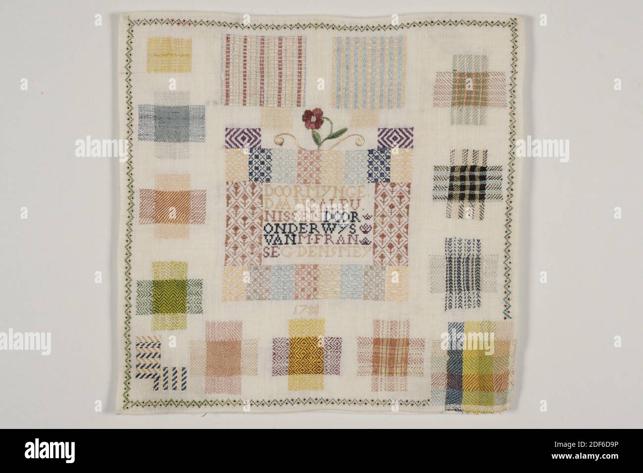 Bouchon, Anonyme, 19e siècle, coton, soie, général: 31 x 32cm (310 x 320mm), bouchon en coton, recouvert de fil de soie de différentes couleurs. Remplissez la rangée supérieure 7. Vous trouverez ci-dessous cinq arrêts de croix dans différentes techniques, y compris le sergé pointu, le sergé, le sergé Uni et le sergé de diamant. Ci-dessous différentes techniques d'arrêt. Motifs brodés sur les bords. Sur le côté droit d'un lisière, plus encore terminé avec un ourlet, 1955 Banque D'Images