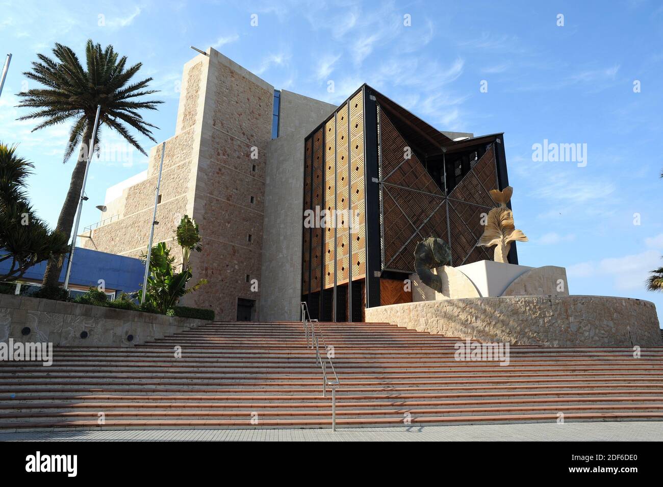 Auditorio Alfredo Kraus par l'architecte Oscar Tusquets. Playa de las Canteras, Las Palmas de Gran Canaria, Îles Canaries, Espagne. Banque D'Images