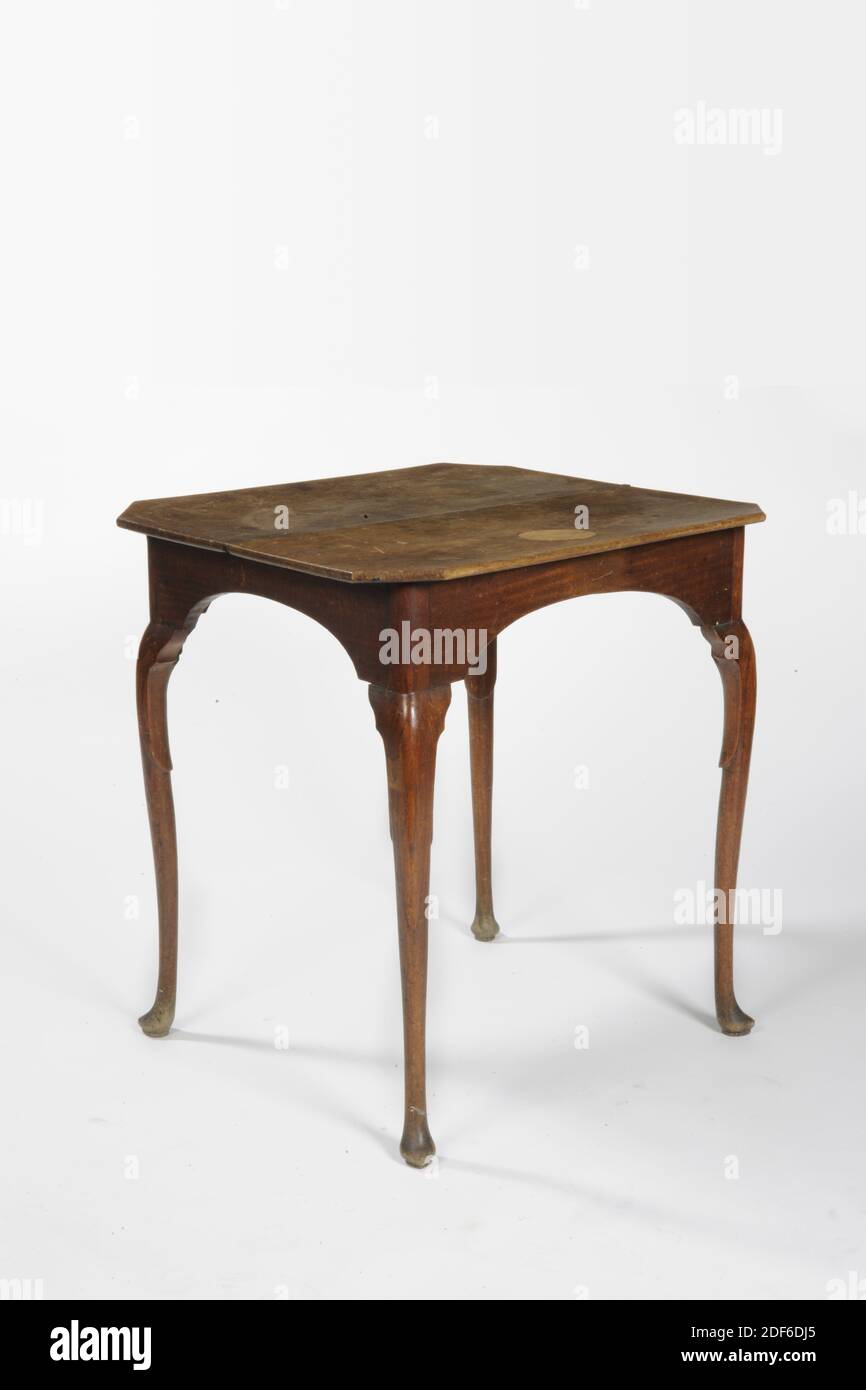 Table, Anonyme, 18ème siècle, laqué, général: 73.8 x 62 x 70,5 cm (738 x 620 x 705 mm), Table avec un plateau de table carré avec angles obliques sur quatre pieds minces, légèrement pivotés avec une semelle plate comme un pied (pieds de boxe). Le plan d'examen a une ouverture ronde le long de l'un des bords, dans laquelle un anneau de fer s'adapte à l'endroit où un sac d'argent pourrait pendre. Le trou est rempli d'une plaque de bois, 1893 Banque D'Images