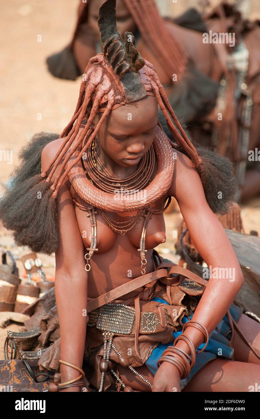 Himba fille dans son village. Détails de la coiffure. Epupa, région de Kunene, Kaokoland, Namibie. Banque D'Images