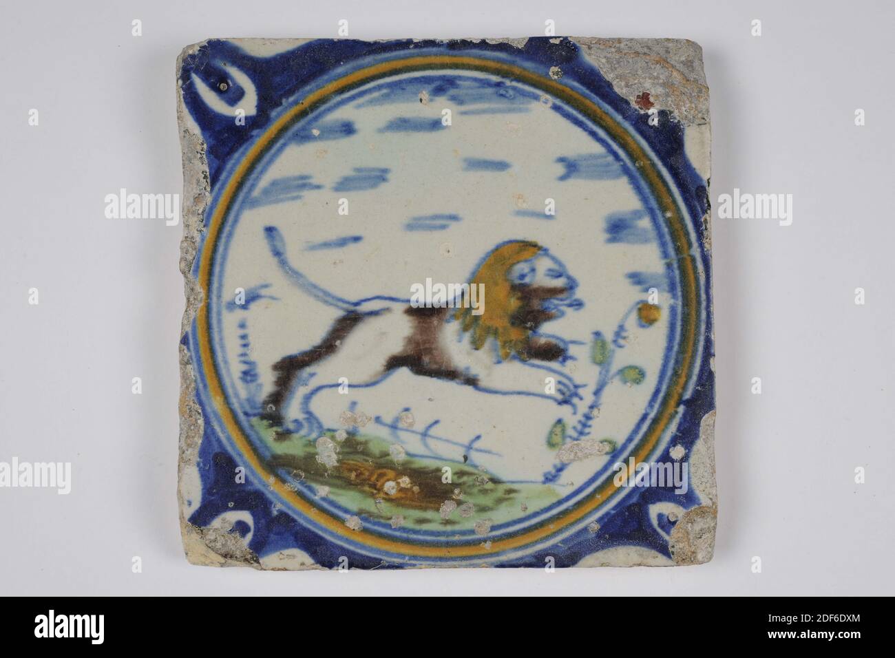 Carreau de mur, Anonyme, entre 1640-1700, glaçure d'étain, faïence, général: 13.4 x 13.4 x 1,2cm (134 x 134 x 12mm), lion, carreau de mur de faïence recouvert de glaçure d'étain et peint en bleu. La tuile représente un lion bondissant orienté vers la droite. La tuile a une tête de boeuf comme un motif de coin, Date 1995 Banque D'Images