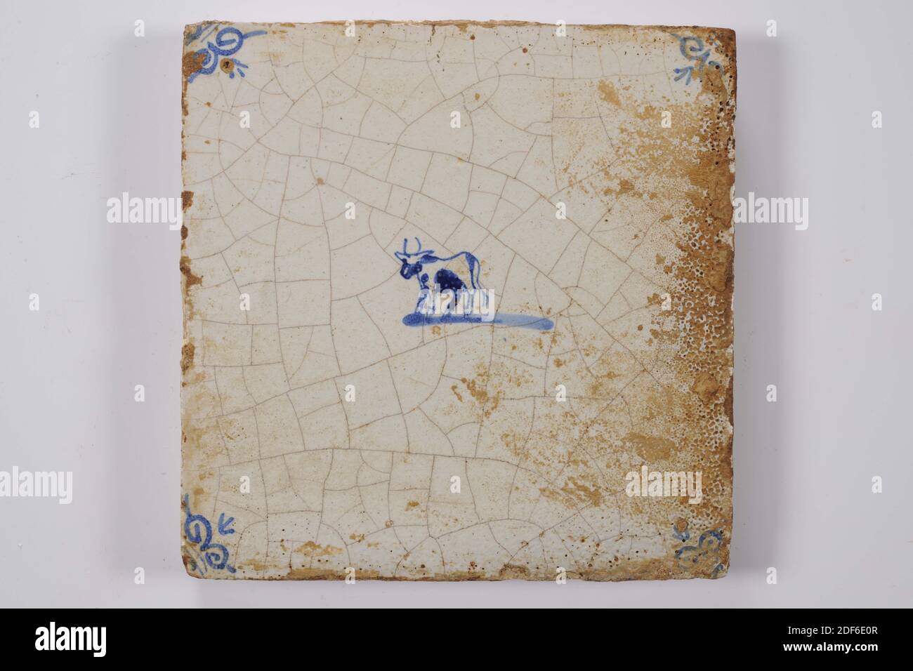 Carreau mural, Anonyme, entre 1640-1700, glaçure d'étain, faïence, général : 13.2 x 13.2 x 1,1cm (132 x 132 x 11mm), vache, carreau mural en faïence recouvert de glaçure d'étain et peint en bleu. La tuile représente une vache orientée vers la gauche au centre. L'animal a deux cornes, date 1995 Banque D'Images