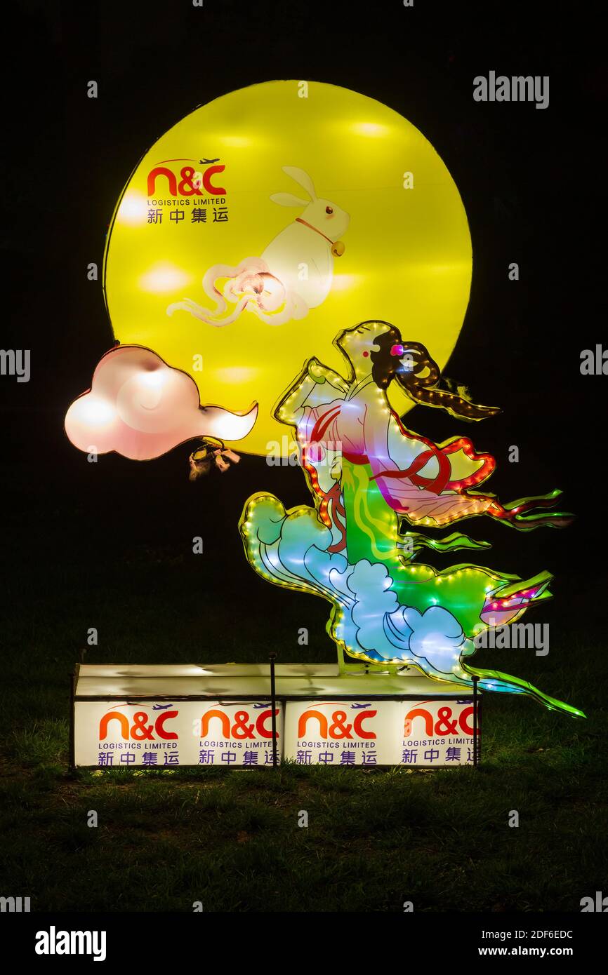Une sculpture illuminée de la déesse chinoise de la lune Chang'e avec la lune et un lapin Banque D'Images