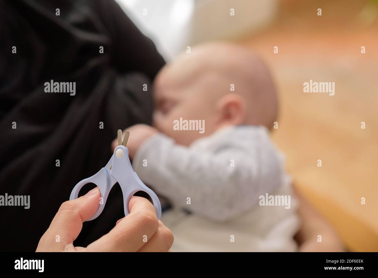 Mere Prenant Soin Des Ongles Nouveau Nes Affection Bonheur Garde D Enfants Image De Bebe Nouveau Ne Photo Stock Alamy