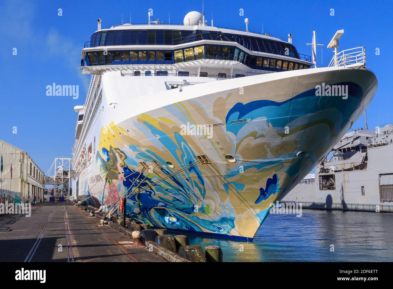 L'arc décoré du paquebot Dream Cruises, propriété de Hong Kong, est « Explorer Dream ». Photographié au port d'Auckland Banque D'Images