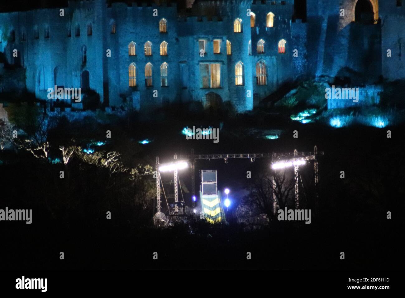 Je suis une célébrité sortir de moi d'ici le château de Gwritch à Abergele Nord du pays de Galles est tout éclairé la nuit en multi couleurs crédit : Mike Clarke / Alamy Live News Banque D'Images
