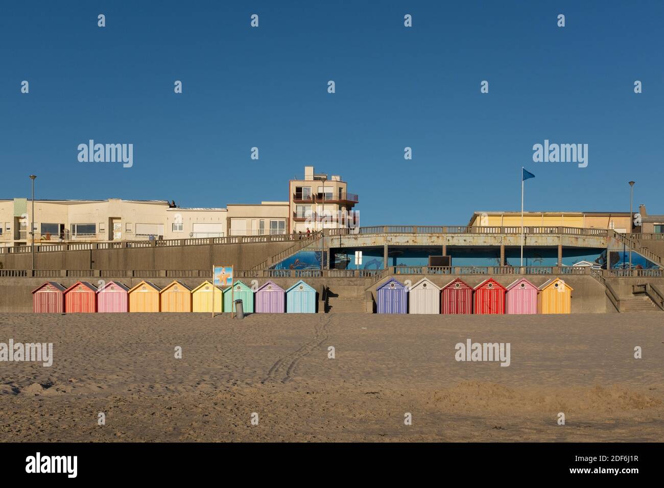 Cabanes de plage anciennes sur la côte française de l'Opal à Stella Plage Banque D'Images