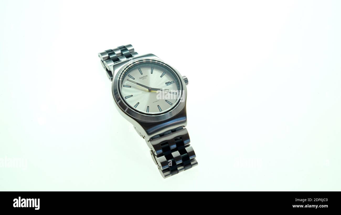 Montre Swatch mécanique avec chaîne élégante sur fond blanc Photo Stock -  Alamy