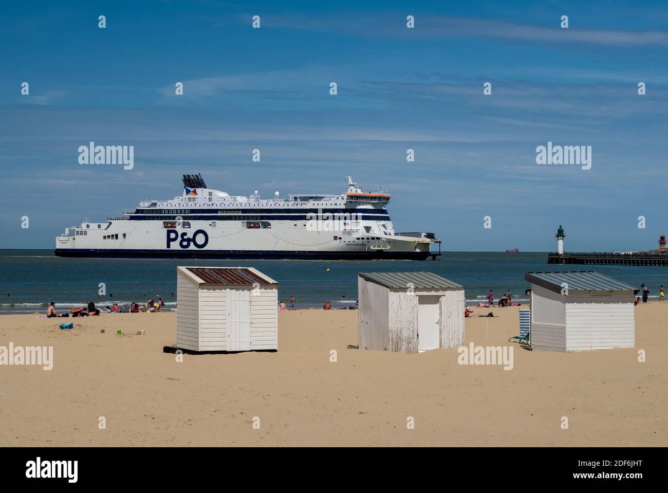Ferry massif naviguant jusqu'au port de Calais en France Banque D'Images