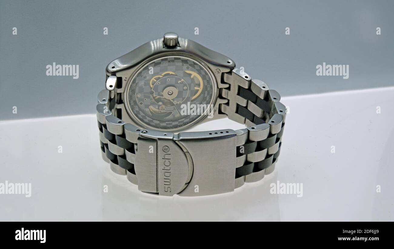 Montre arrière Swatch mécanique Photo Stock - Alamy