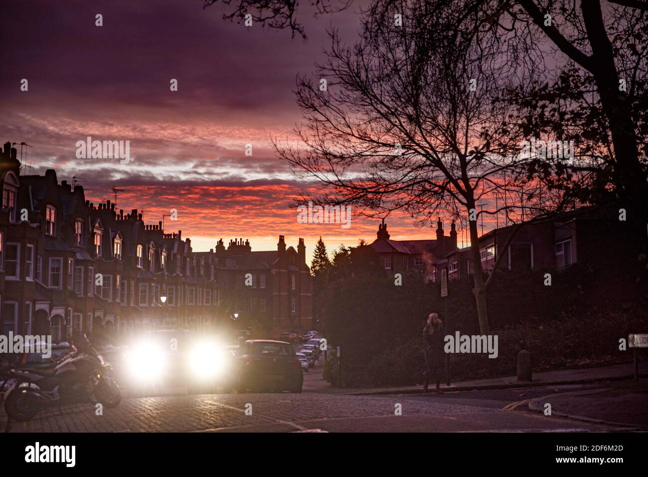 pic shows: 2.12.20 London City hors du confinement 2. L'aube rouge au-dessus de la rue du nord de Londres photo par Gavin Rodgers/ Pixel8000 Banque D'Images