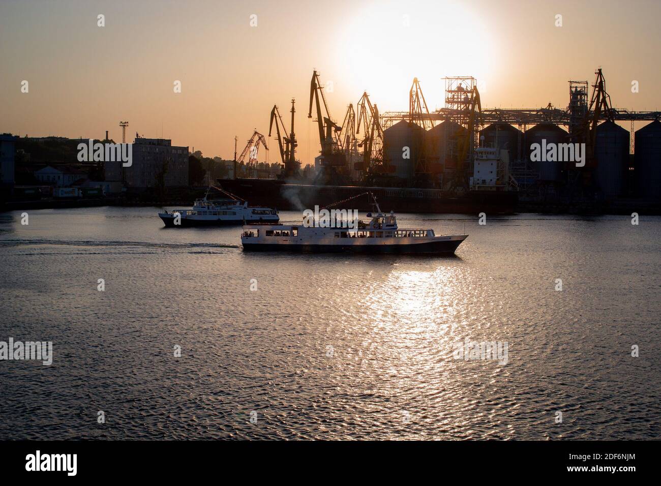 Photo des bateaux de plaisance dans le port à l'heure du coucher du soleil  Photo Stock - Alamy