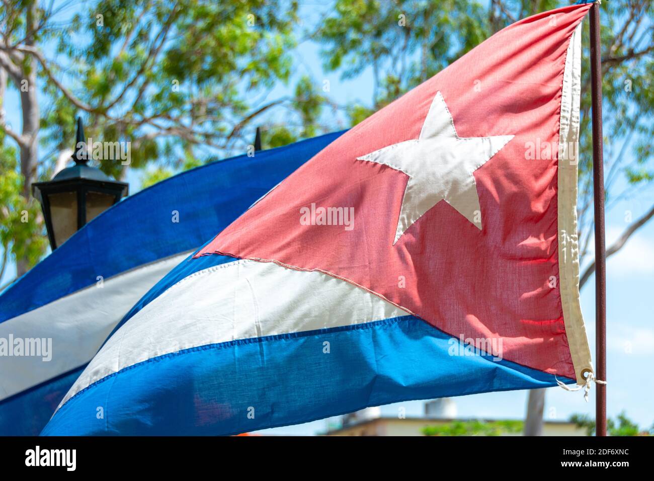 Drapeau cubain volant dans le vent, la Audiencia, Santa Clara, Cuba Banque D'Images