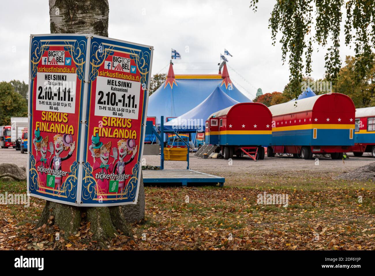 Affiche Sirkus Finlandia. Tente de cirque et wagons ou remorques en arrière-plan. Champ de Kaisaniemi, Helsinki, Finlande. Banque D'Images