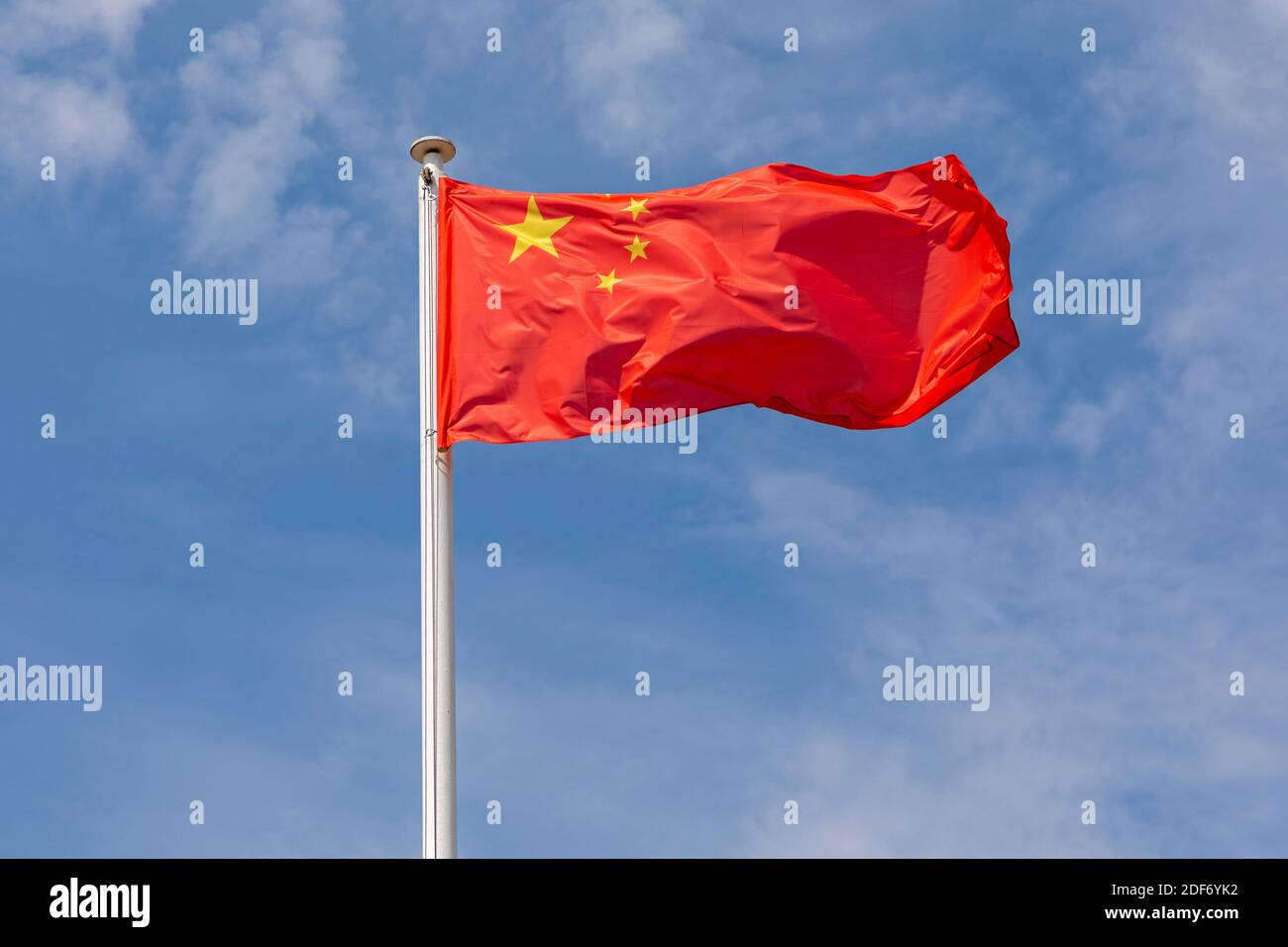 Drapeau national de la République populaire de Chine ciel bleu Banque D'Images