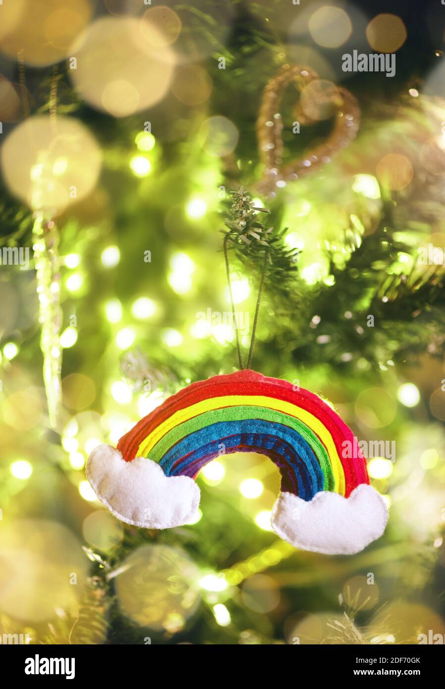 Jouet Arc-En-Ciel Coloré Du Nouvel An Sur Un Arbre De Noël Avec Guirlandes  Photo Stock - Alamy