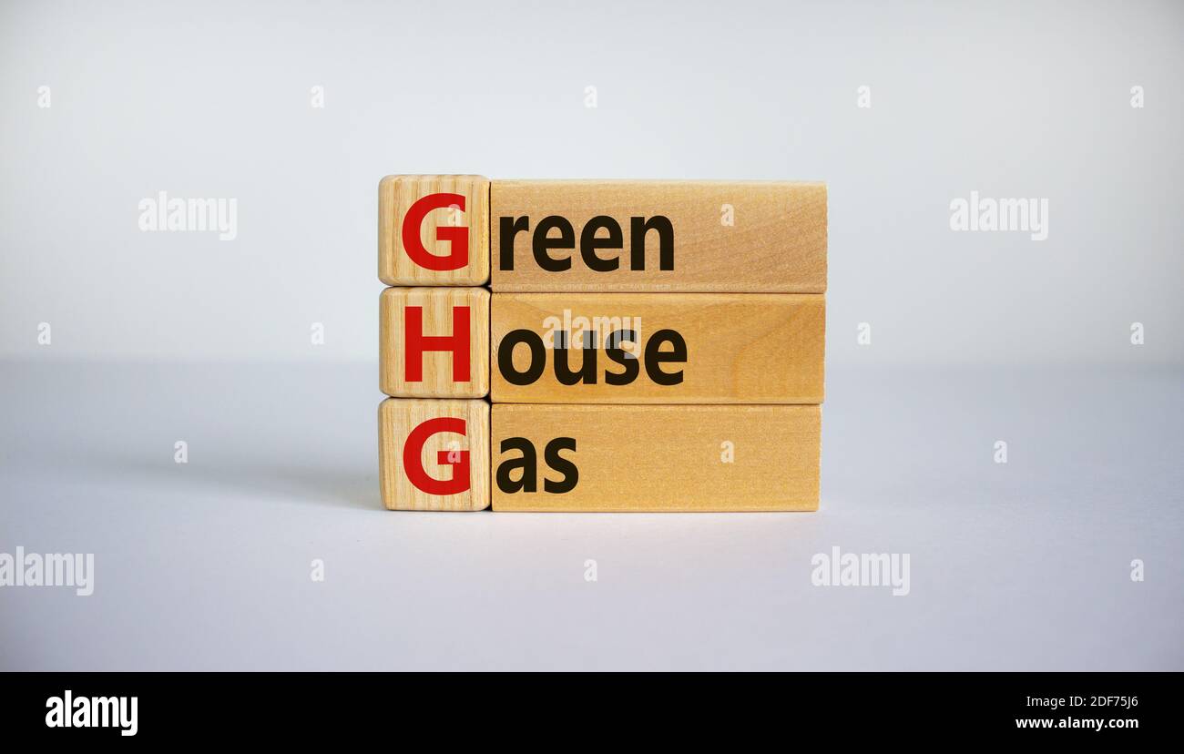 Symbole des gaz à effet de serre. Les mots de concept 'GHG, gaz à effet de serre' sur des cubes et des blocs sur un magnifique fond blanc. Concept d'entreprise et de GES. Copier l'espace. Banque D'Images