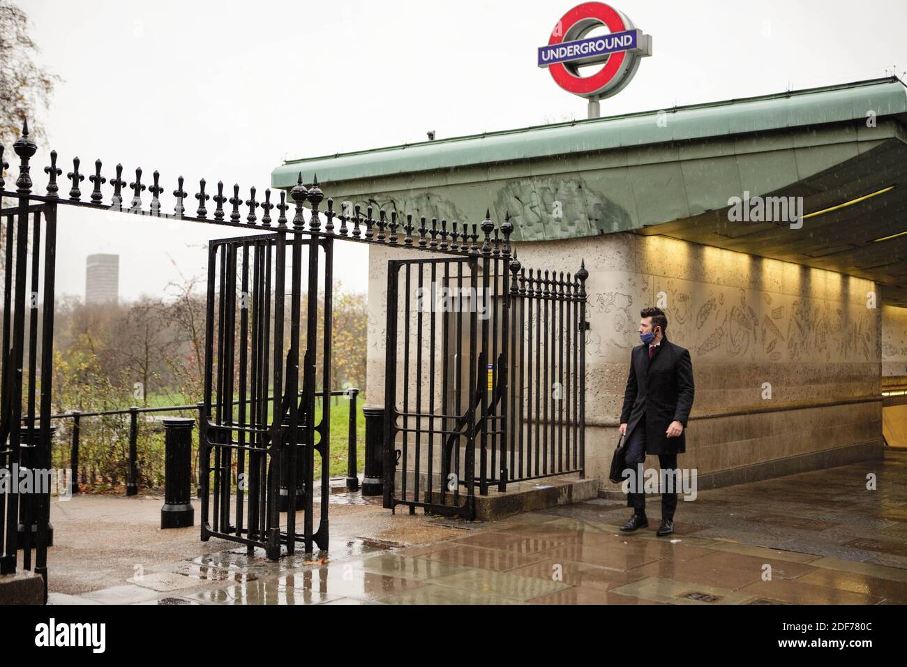 Londres, Royaume-Uni. 03ème décembre 2020. Un homme vu porter un masque lorsqu'il sort de Londres souterrain.Grande-Bretagne lancera un programme national de vaccination dès mardi 8 décembre après que le régulateur médical du pays est devenu le premier à approuver un vaccin COVID-19 développé par Pfizer Inc. Et BioNTech se. Crédit : SOPA Images Limited/Alamy Live News Banque D'Images