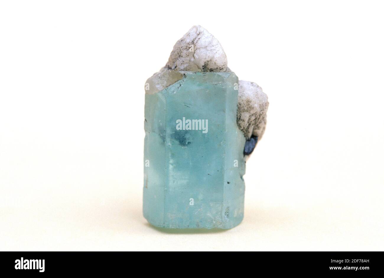 Beryl, cristal de variété aigue-marine. Le béryl est un silicate d'aluminium béryllium (cyclosilicate). L'aigue-marine est une pierre précieuse. Exemple. Banque D'Images