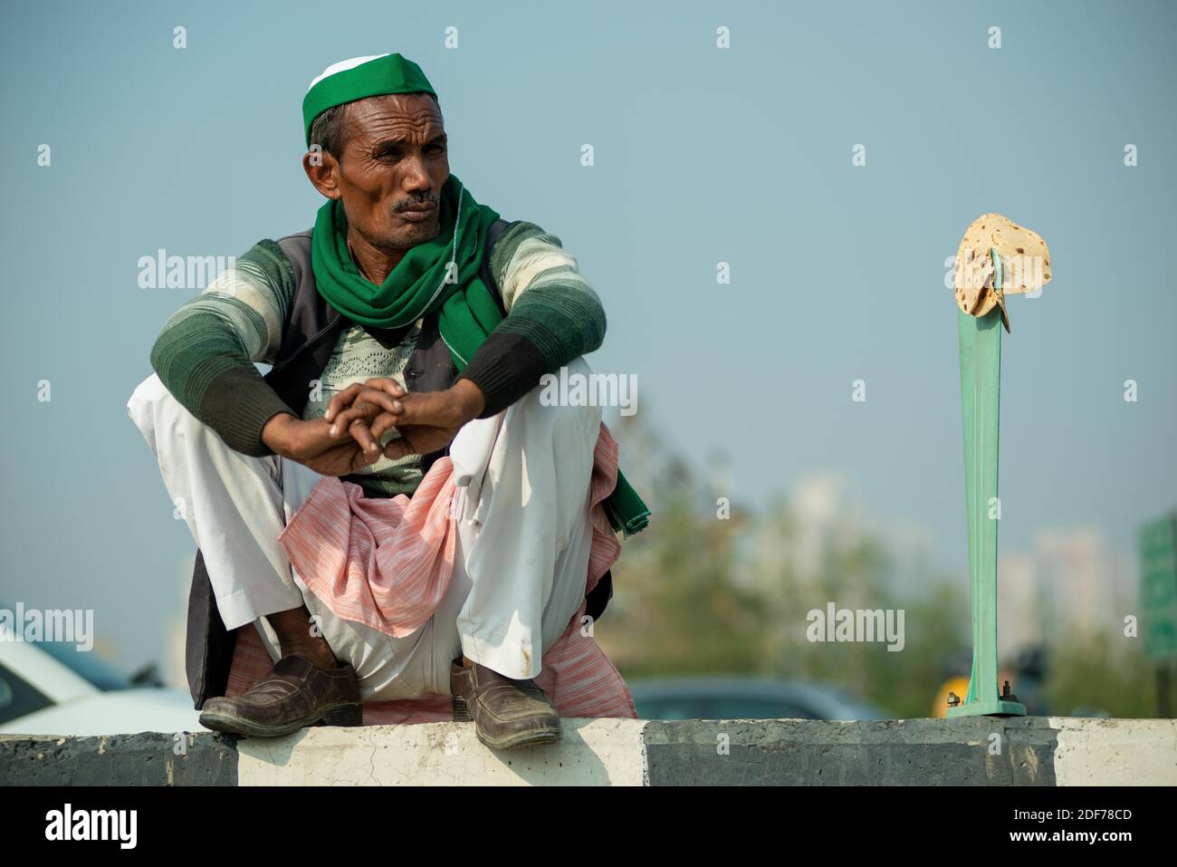 New Delhi, Inde. 03ème décembre 2020. Un homme âgé qui regarde pendant la manifestation.des agriculteurs de tous les États protestent dans les camps frontaliers de Delhi-Uttar Pradesh sur la National Highway-9 dans le cadre d'une protestation contre les nouvelles réformes agricoles du gouvernement central. Crédit : SOPA Images Limited/Alamy Live News Banque D'Images