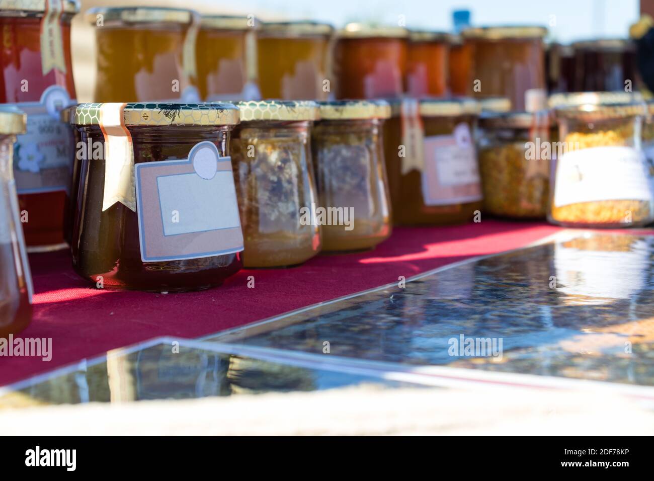 Vente maison de miel de fleur et de produits au miel sur le stand dans le parc de la ville. Banque D'Images