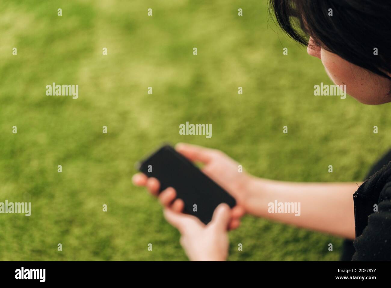 Elle tient un nouveau Smart Phone dans sa main Banque D'Images