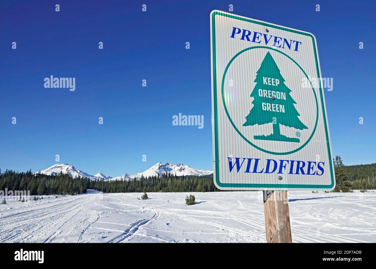 Un panneau d'avertissement indiquant aux visiteurs de prévenir les incendies de forêt le long d'une piste de motoneige et de ski nordique dans les montagnes Cascade près de Bend, Oregon. Banque D'Images
