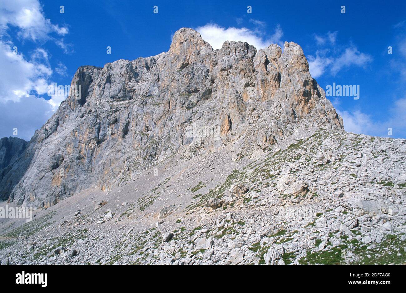 Parc national Picos de Europa, route Horcados Rojos, Los Urrieles, Cantabrie, Espagne. Banque D'Images