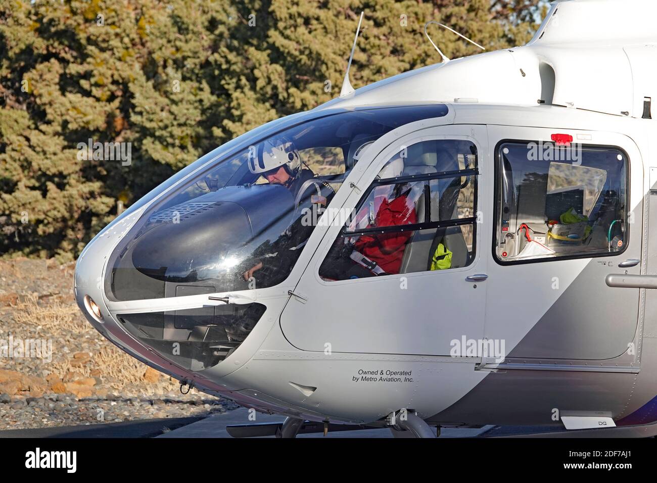 Une ambulance aérienne Eurocopter EC130 prend le décollage d'un plateau d'atterrissage d'hélicoptère dans un hôpital régional de l'Oregon, en vol vers un site d'accident pour prendre un vic Banque D'Images