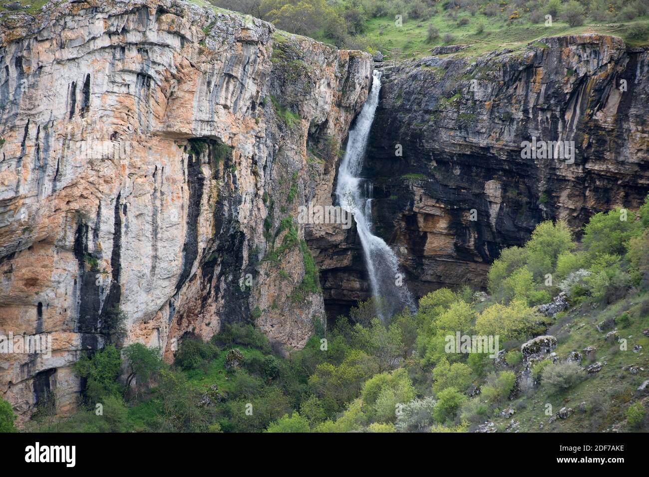 Rio Dulce Canyon depuis Mirador de Pelegrina et la cascade de Gollorio. Province de Guadalajara, Castilla-la Mancha, Espagne. Banque D'Images