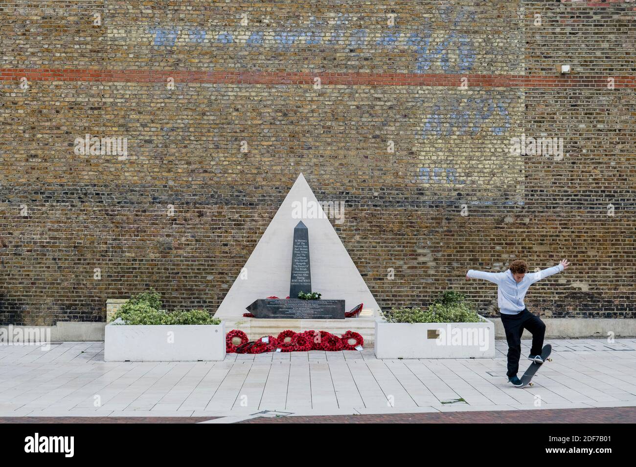 Un skateboarder au Mémorial de la guerre d'Afrique sur la place Windrush À Brixton le 21 novembre 2020 à Londres Royaume-Uni © Sam Mellish Banque D'Images