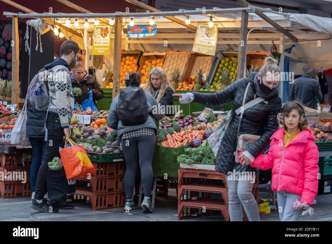 Les clients se sont mis à la recherche d'un marché aux fruits et légumes au marché de Brixton le 21 novembre 2020 à Brixton - Londres, Angleterre. Photo de Sam Mellish Banque D'Images