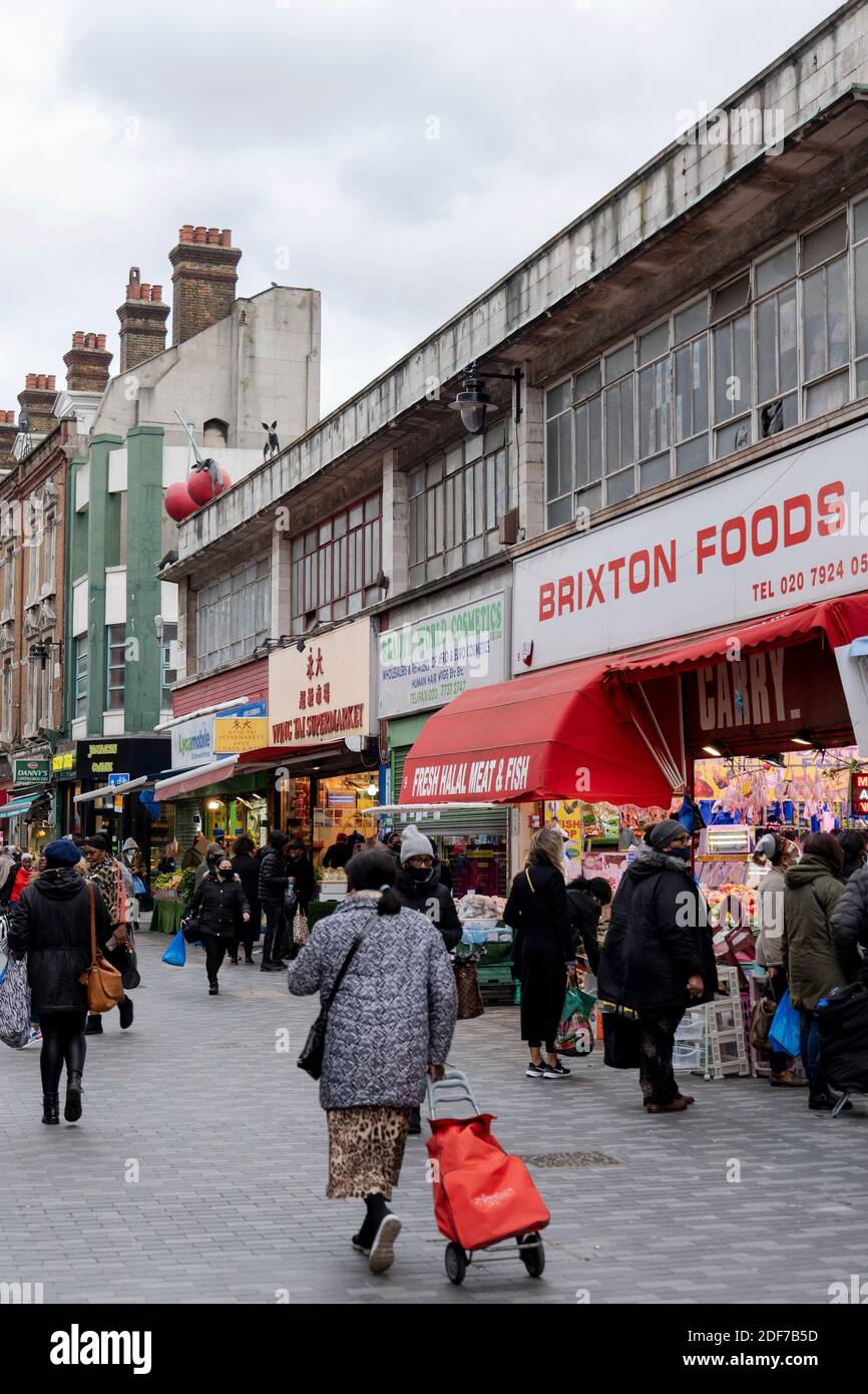 Les gens magasinent à Brixton Market sur Electric Avenue à Brixton le 21 novembre 2020 à Londres, au Royaume-Uni. © Sam Mellish Banque D'Images