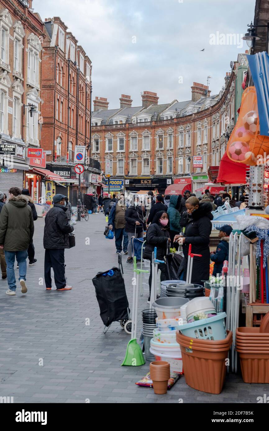 Les gens magasinent à Brixton Market sur Electric Avenue à Brixton le 21 novembre 2020 à Londres, au Royaume-Uni. © Sam Mellish Banque D'Images