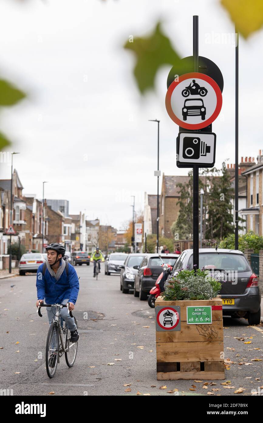 Cycliste masculin sur Railton Road à Brixton, Londres, au Royaume-Uni. Photo de Sam Mellish Banque D'Images