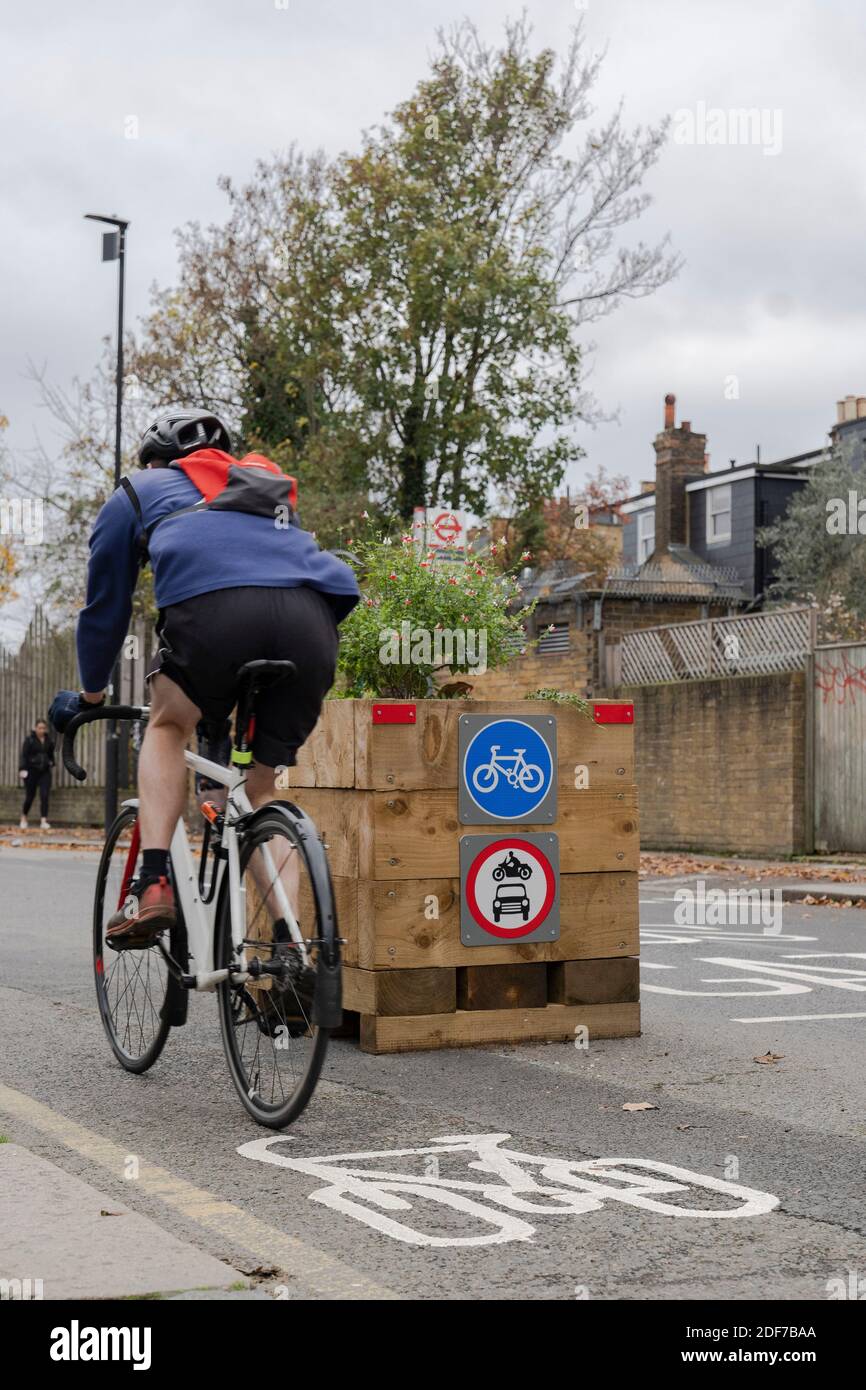 Cycliste masculin sur Railton Road à Brixton, Londres, au Royaume-Uni. Photo de Sam Mellish Banque D'Images