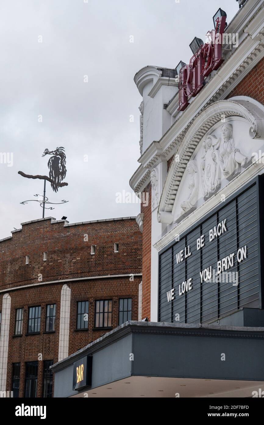 Le film de Picturehouse avec "The Brixton Heron", une sculpture en girouette réalisée en 2010 par Maggi Hambling à Brixton, Londres. Photo de Sam Mellish Banque D'Images