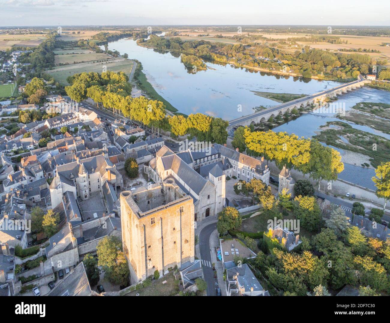 France, Loiret, Vallée de la Loire classée au patrimoine mondial de l'UNESCO, Beaugency, château et abbaye (vue aérienne) (vue aérienne) Banque D'Images